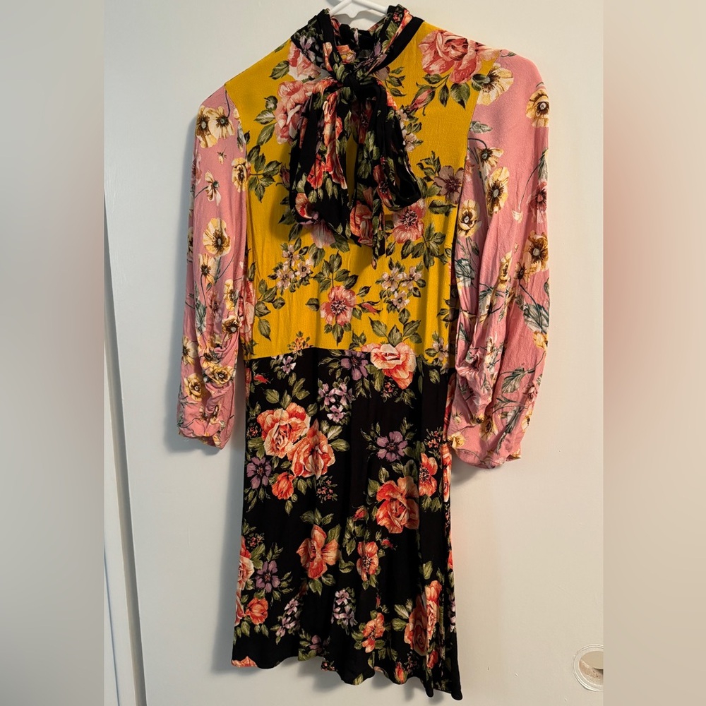 Short mid sleeve flower dress with large bow at neck